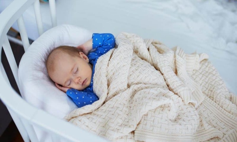 WHAT MATERIAL IS BEST FOR BABIES TO SLEEP IN?